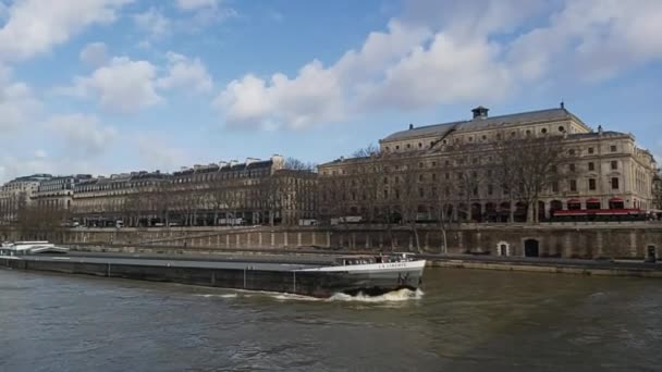 Uma Barcaça Flutua Rio Sena Paris Flutua Sob Uma Ponte — Vídeo de Stock