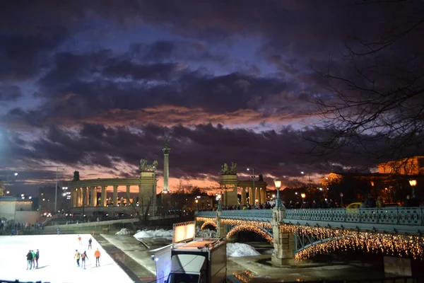 ブダペストの日没で信じられないほどの青と紫の空 — ストック写真