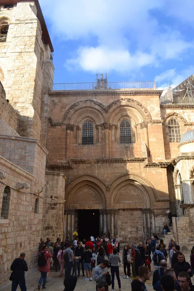2019年12月 イスラエル エルサレム 聖セプラの寺院の入り口の前に混雑した広場 — ストック写真