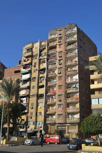 埃及开罗的多层和多公寓的高楼 — 图库照片