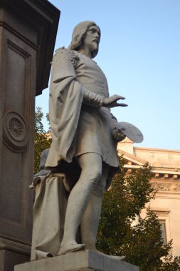 Leonardo da Vinci ve Milan 'daki dört öğrencisinin anıtı.