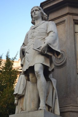 Leonardo da Vinci ve Milan 'daki dört öğrencisinin anıtı.