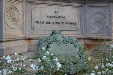 Leonardo da Vinci ve Milan 'daki dört öğrencisinin anıtı.