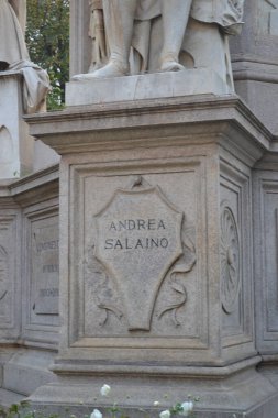 Leonardo da Vinci ve Milan 'daki dört öğrencisinin anıtı.