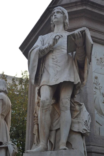 Detalle Del Monumento Leonardo Vinci Sus Cuatro Estudiantes Milán — Foto de Stock