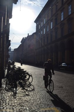 Aralık 2019, Bologna, İtalya - Bolonya şehir sokakları, Noel ışıkları, şehir dekorasyonları, kemerler, arabalar