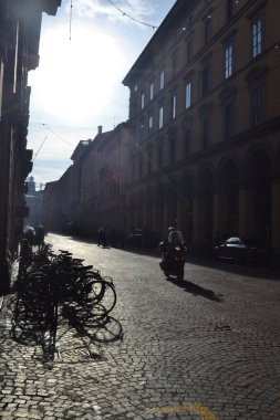 Aralık 2019, Bologna, İtalya - Bolonya şehir sokakları, Noel ışıkları, şehir dekorasyonları, kemerler, arabalar