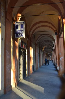 Aralık 2019, Bologna, İtalya - Bolonya şehir sokakları, Noel ışıkları, şehir dekorasyonları, kemerler, arabalar