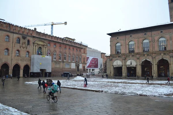 Aralık 2019, Bologna, İtalya - Bolonya şehir sokakları, Noel ışıkları, şehir dekorasyonları, kemerler, arabalar