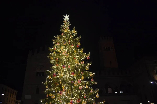 Bolonya sokakları, Noel ışıkları, şehir dekorasyonları, kemerler, arabalar.