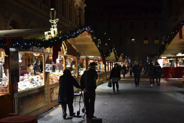 Aralık 2019, Bologna, İtalya - Bolonya şehir sokakları, Noel ışıkları, şehir dekorasyonları, kemerler, arabalar