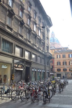 Aralık 2019, Bologna, İtalya - Bolonya şehir sokakları, Noel ışıkları, şehir dekorasyonları, kemerler, arabalar