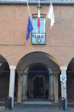 Aralık 2019, Bologna, İtalya - Bolonya şehir sokakları, Noel ışıkları, şehir dekorasyonları, kemerler, arabalar