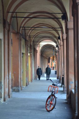 Aralık 2019, Bologna, İtalya - Bolonya şehir sokakları, Noel ışıkları, şehir dekorasyonları, kemerler, arabalar