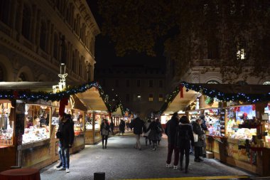 Aralık 2019, Bologna, İtalya - Bolonya şehir sokakları, Noel ışıkları, şehir dekorasyonları, kemerler, arabalar