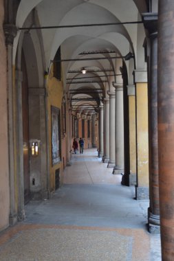 Aralık 2019, Bologna, İtalya - Bolonya şehir sokakları, Noel ışıkları, şehir dekorasyonları, kemerler, arabalar