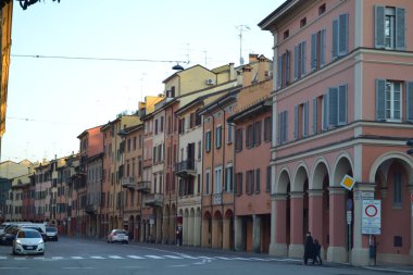 Aralık 2019, Bologna, İtalya - Bolonya şehir sokakları, Noel ışıkları, şehir dekorasyonları, kemerler, arabalar