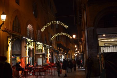 Aralık 2019, Bologna, İtalya - Bolonya şehir sokakları, Noel ışıkları, şehir dekorasyonları, kemerler, arabalar
