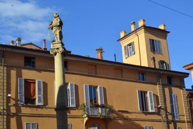 Bolonya sokakları, Noel ışıkları, şehir dekorasyonları, kemerler, arabalar.