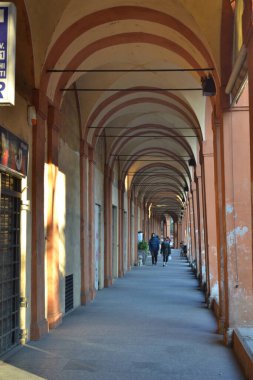Aralık 2019, Bologna, İtalya - Bolonya şehir sokakları, Noel ışıkları, şehir dekorasyonları, kemerler, arabalar