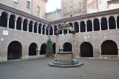 Bolonya sokakları, Noel ışıkları, şehir dekorasyonları, kemerler, arabalar.