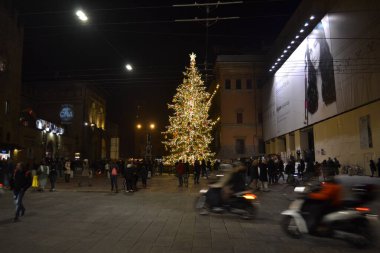Aralık 2019, Bologna, İtalya - Bolonya şehir sokakları, Noel ışıkları, şehir dekorasyonları, kemerler, arabalar