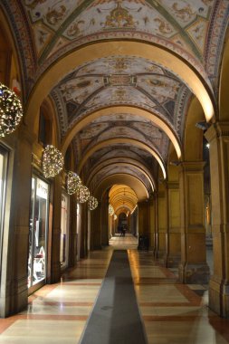 Aralık 2019, Bologna, İtalya - Bolonya şehir sokakları, Noel ışıkları, şehir dekorasyonları, kemerler, arabalar