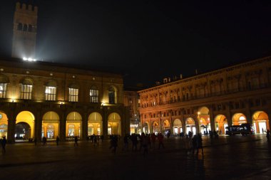 Aralık 2019, Bologna, İtalya - Bolonya şehir sokakları, Noel ışıkları, şehir dekorasyonları, kemerler, arabalar