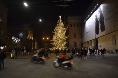 Aralık 2019, Bologna, İtalya - Bolonya şehir sokakları, Noel ışıkları, şehir dekorasyonları, kemerler, arabalar