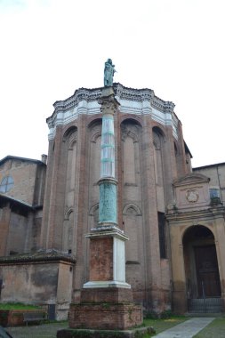 Bolonya sokakları, Noel ışıkları, şehir dekorasyonları, kemerler, arabalar.