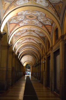 Bolonya sokakları, Noel ışıkları, şehir dekorasyonları, kemerler, arabalar.