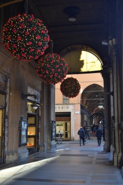 Aralık 2019, Bologna, İtalya - Bolonya şehir sokakları, Noel ışıkları, şehir dekorasyonları, kemerler, arabalar