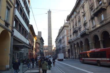 Aralık 2019, Bologna, İtalya - Bolonya şehir sokakları, Noel ışıkları, şehir dekorasyonları, kemerler, arabalar