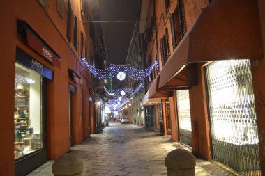 Aralık 2019, Bologna, İtalya - Bolonya şehir sokakları, Noel ışıkları, şehir dekorasyonları, kemerler, arabalar