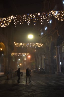 Aralık 2019, Bologna, İtalya - Bolonya şehir sokakları, Noel ışıkları, şehir dekorasyonları, kemerler, arabalar