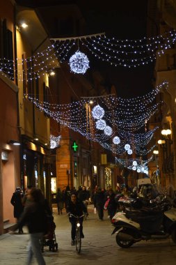 Aralık 2019, Bologna, İtalya - Bolonya şehir sokakları, Noel ışıkları, şehir dekorasyonları, kemerler, arabalar