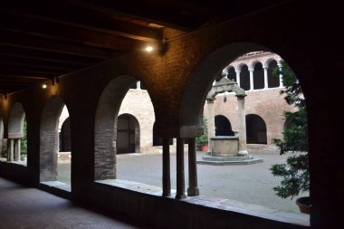 Bolonya sokakları, Noel ışıkları, şehir dekorasyonları, kemerler, arabalar.