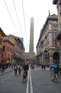 Aralık 2019, Bologna, İtalya - Bolonya şehir sokakları, Noel ışıkları, şehir dekorasyonları, kemerler, arabalar