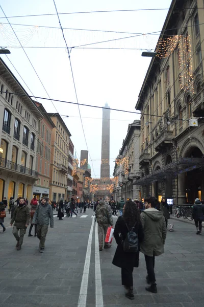 Aralık 2019, Bologna, İtalya - Bolonya şehir sokakları, Noel ışıkları, şehir dekorasyonları, kemerler, arabalar