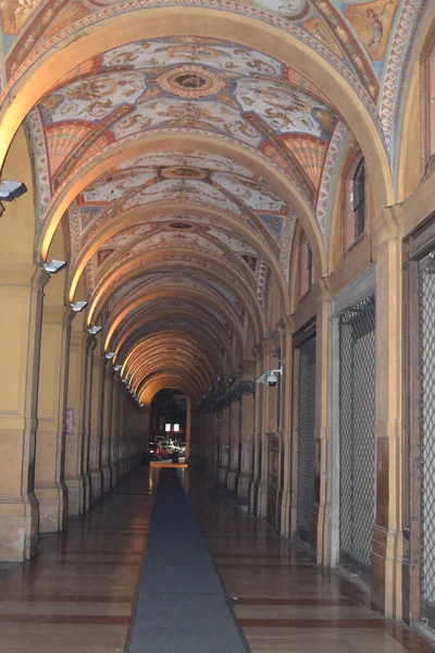 Straßen Der Stadt Bologna Weihnachtsbeleuchtung Stadtdekoration Bögen Autos — Stockfoto