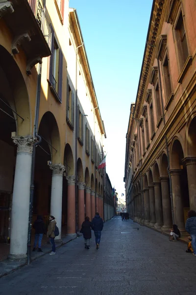 Aralık 2019, Bologna, İtalya - Bolonya şehir sokakları, Noel ışıkları, şehir dekorasyonları, kemerler, arabalar