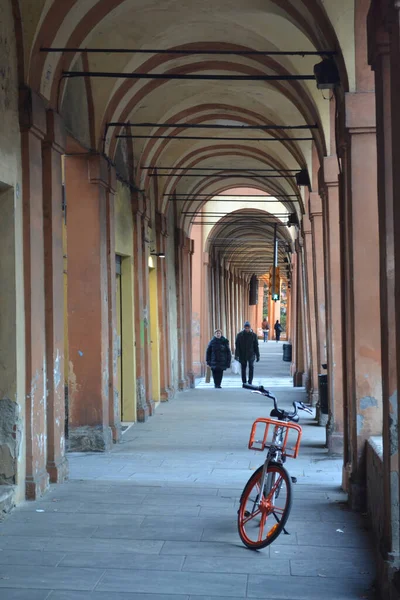 Aralık 2019, Bologna, İtalya - Bolonya şehir sokakları, Noel ışıkları, şehir dekorasyonları, kemerler, arabalar