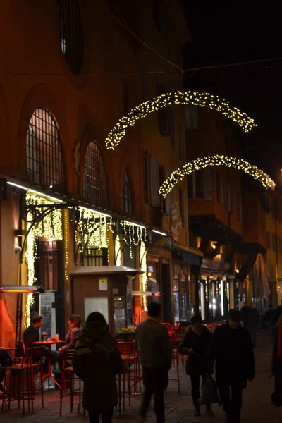 Aralık 2019, Bologna, İtalya - Bolonya şehir sokakları, Noel ışıkları, şehir dekorasyonları, kemerler, arabalar
