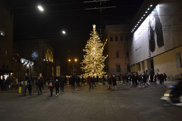 Aralık 2019, Bologna, İtalya - Bolonya şehir sokakları, Noel ışıkları, şehir dekorasyonları, kemerler, arabalar