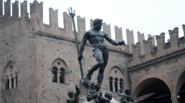 Bolonya 'daki Neptün Çeşmesi, heykeltıraş Jambolon tarafından yaratıldı.