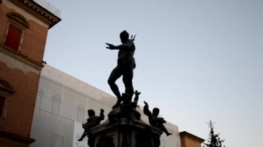 Bolonya 'daki Neptün Çeşmesi, heykeltıraş Jambolon tarafından yaratıldı.