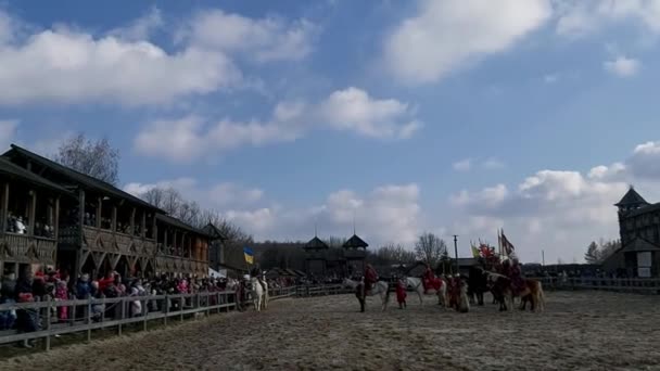 2020年3月1日 乗馬中にウクライナ国旗を掲揚する若い女性 — ストック動画