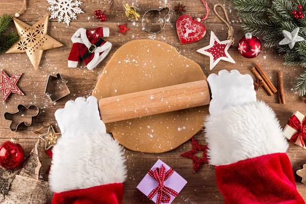 Weihnachtsmann Weihnachtsbäckerei Konzept Hintergrund Backen Plätzchen Teig Nudelausstecher Und Rote — Stockfoto