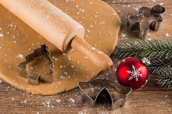 クリスマス ベーカリー コンセプト背景ベーキング クッキー菓子麺棒形カッターと素朴な木製のテーブルに赤い装飾 — ストック写真