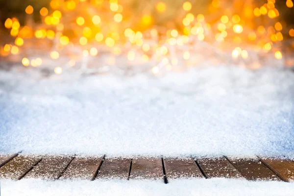 Пустые Деревянные Доски Рождество Снег Перед Яркими Огнями Золотой Bokeh — стоковое фото
